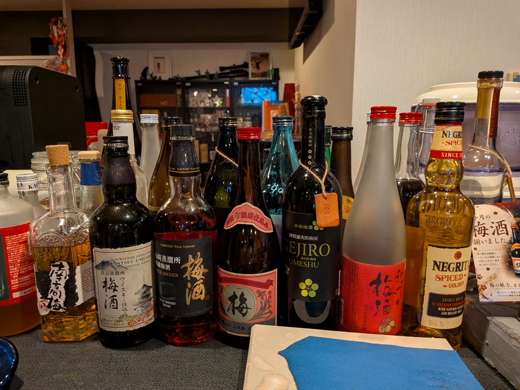 カウンターに並ぶ日本各地の梅酒ボトル