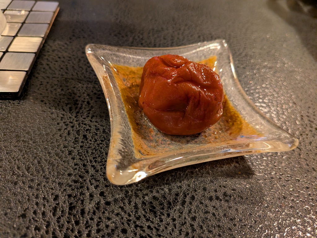 ガラスの小皿にのった特製の大粒梅干し
