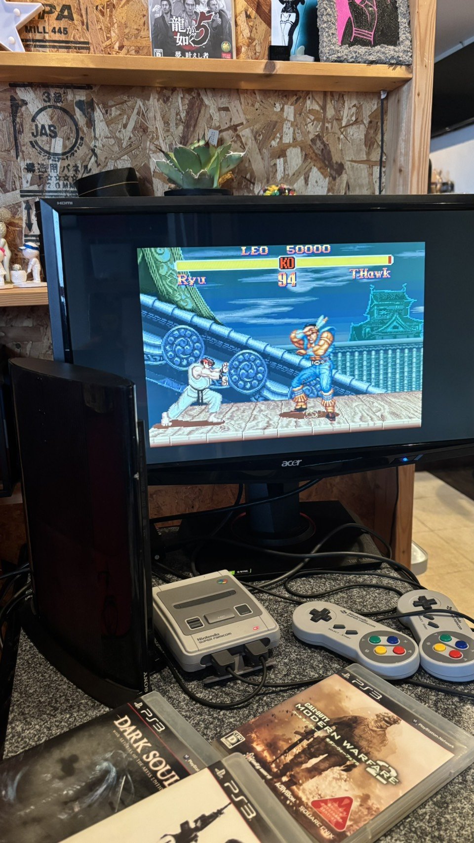 スーパーストリートファイターIIの対戦画面。リュウとT.ホークが向かい合っている
