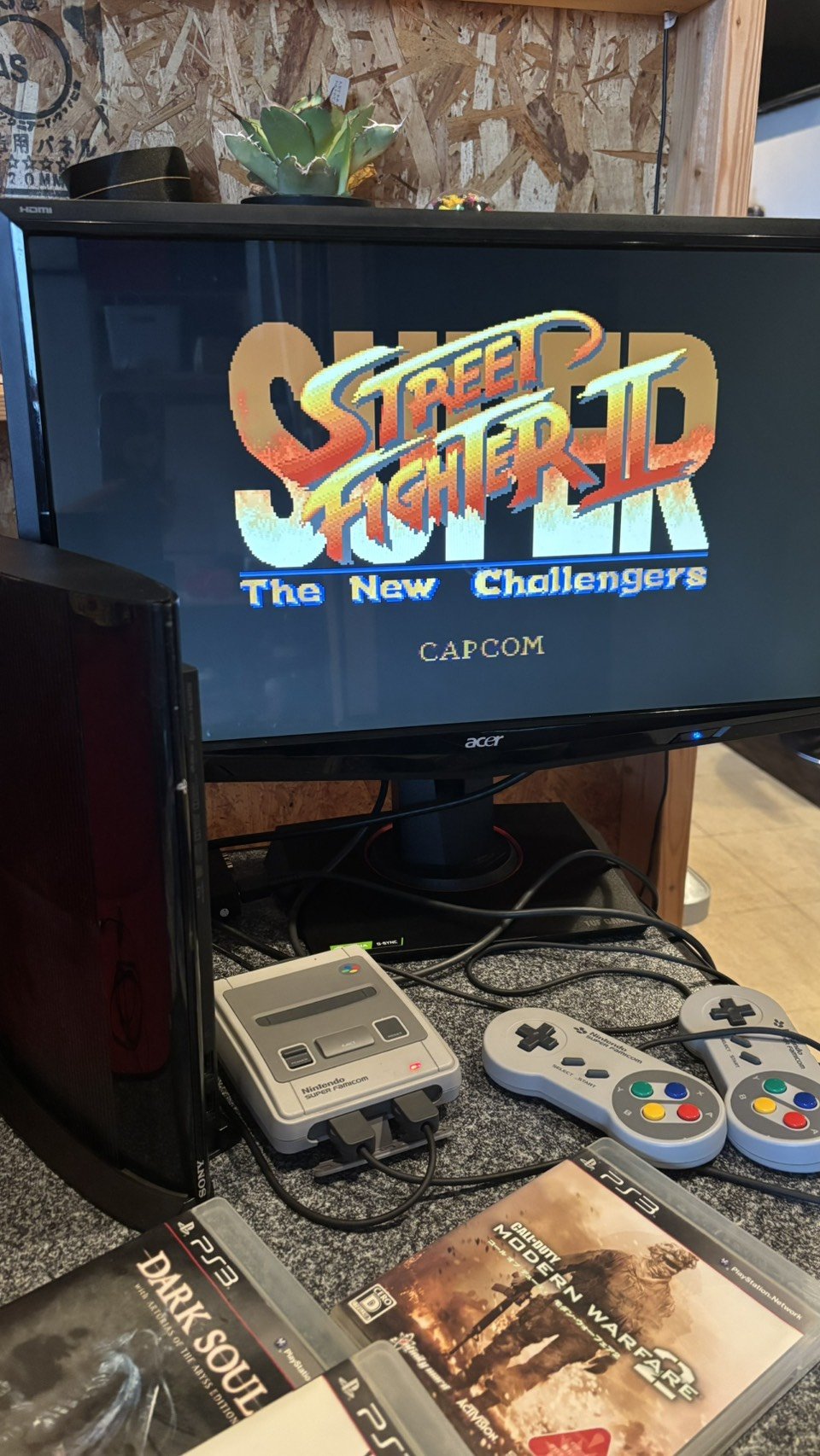 モニターに映るスーパーストリートファイターIIのタイトル画面と、その下に置かれたスーパーファミコン本体